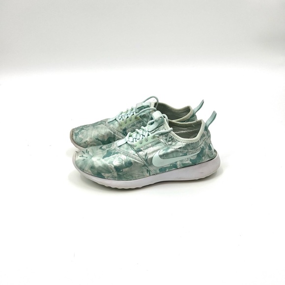 Nike Women’s Juvenate Floral Blue Tennis Sneakers Size 8 - Picture 2 of 16